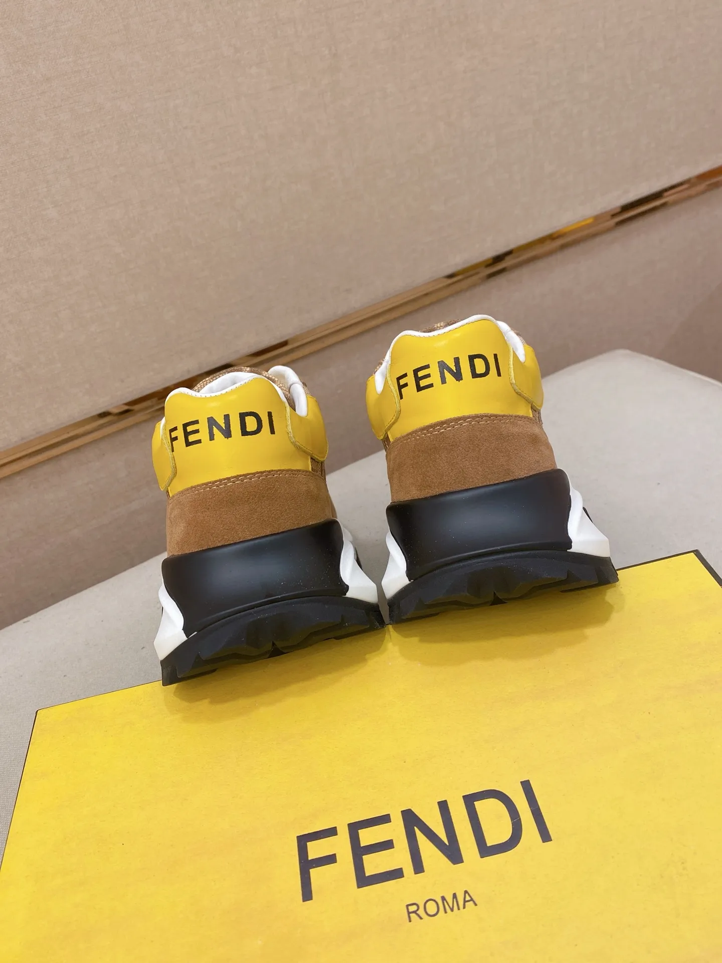 Men's shoes 💰 462💰 (fendi) New style 👊🏻 upper 🇮🇹 imported cowhide fabric 🇩🇪 lining imported sheepskin lining. The original outsole is molded to highlight the identity of every man, and the upper foot is elegant and stable🚶🏻🚶🏻The high-end custom counters reproduce the original version📯No matter the wind or rain, the shoe last remains unchanged and can withstand the verification of time🔍️,🔵 Size: 38-44